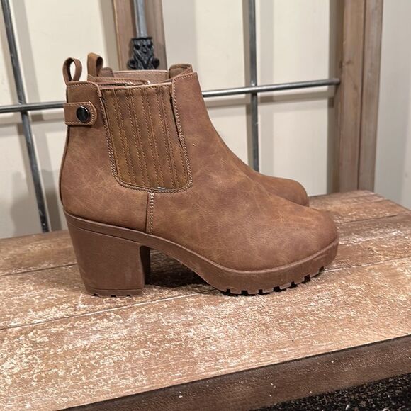 Boots size 10 women taupe color “new” - Picture 2 of 8